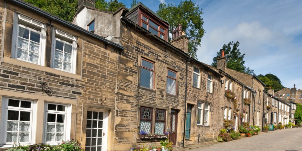 where did the bronte sisters live