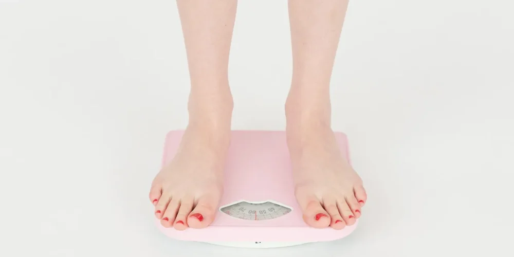 how much does khloe kardashian weigh
