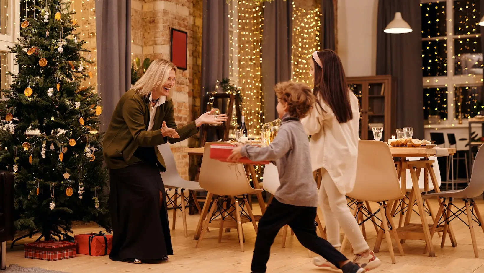 The Ultimate Guide to Finding the Right Present for the Women in Your Family