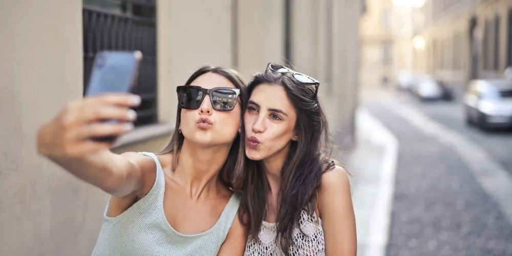 does julie banderas have a sister?